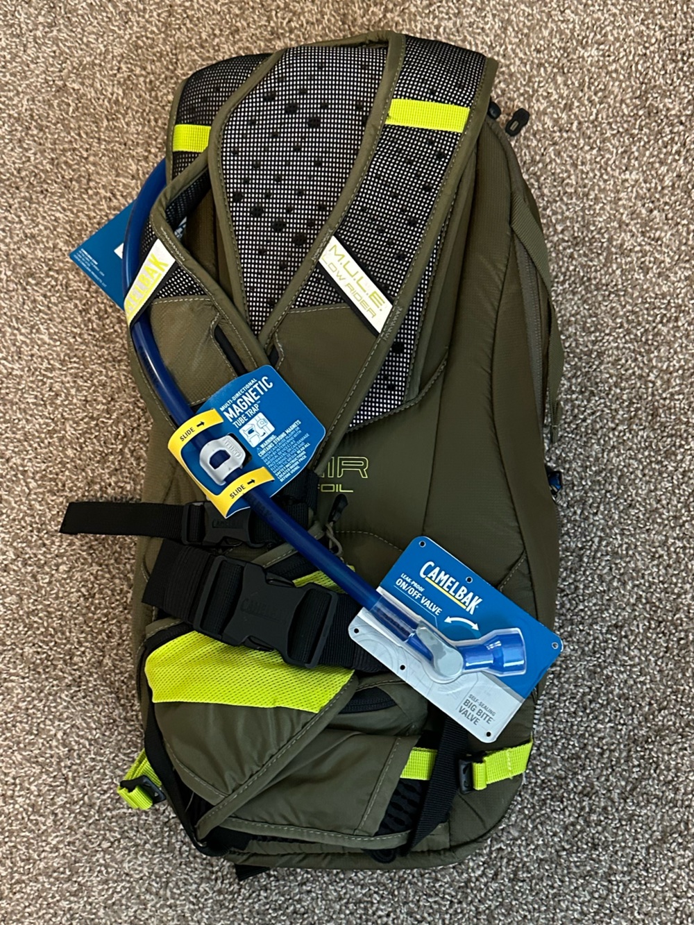 NWT CamelBak M.U.L.E. LR 15 Olive Green Lime Hydration Backpack - Picture 3 of 4